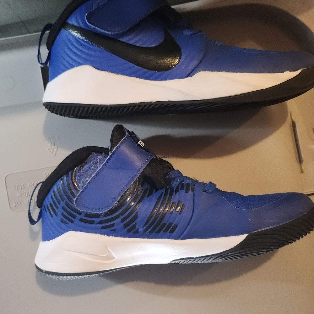 Nike TeamHustle Basketball Shoes 2Y - Picture 4 of 5